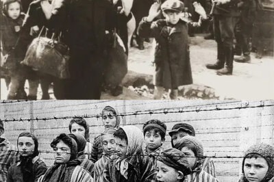SMILES OF EVIL: The Horrifying Truth About This ‘Normal’ Photo of Auschwitz Guards