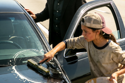 A millionaire discovers that the girl cleaning the windows is actually his long-lost daughter.